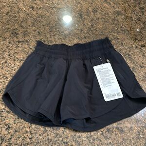 Lululemon NWT black tracker LR short